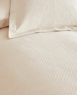 Bedspread With Polka Dot Design