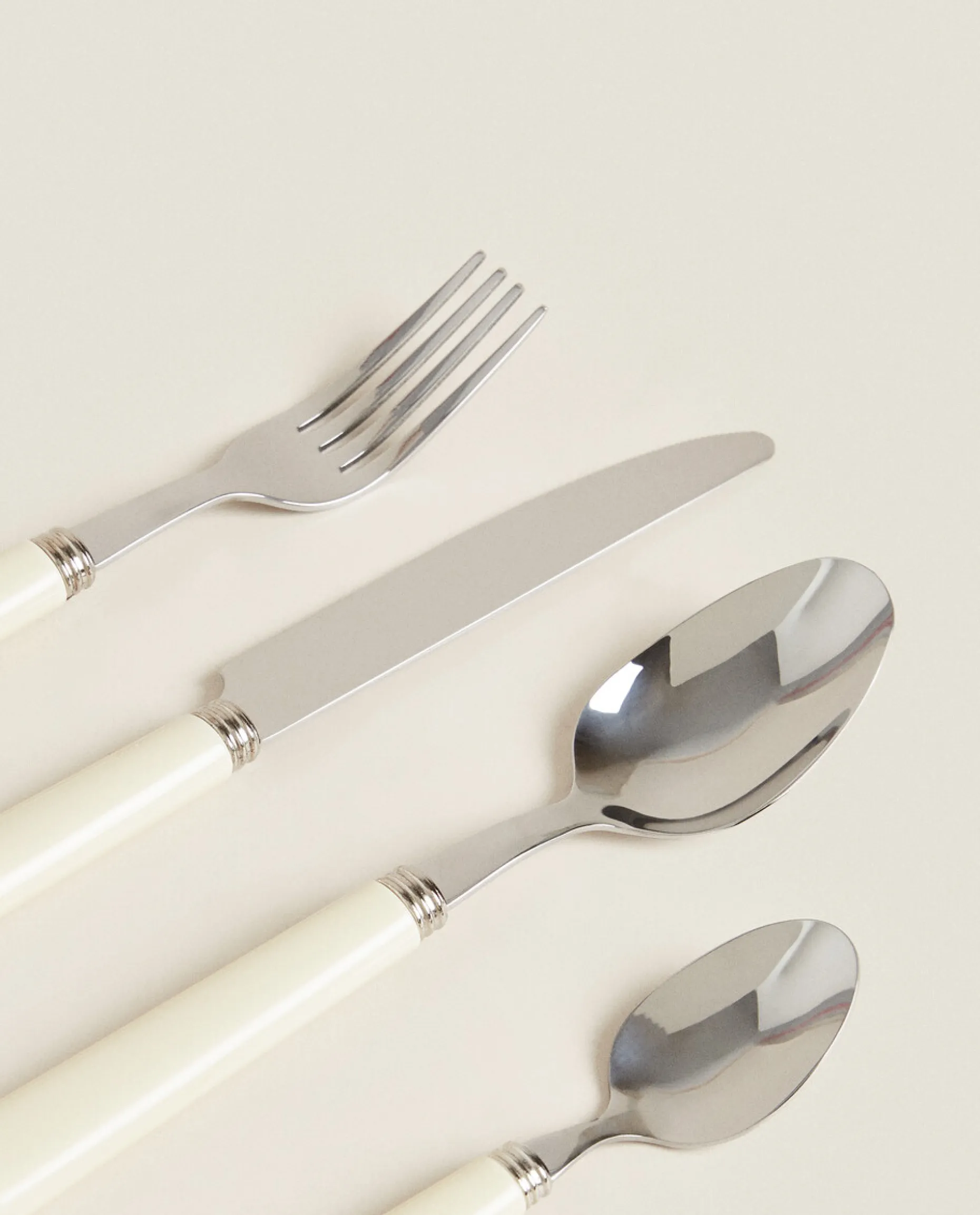 Beige Flatware Set (4 Pieces)
