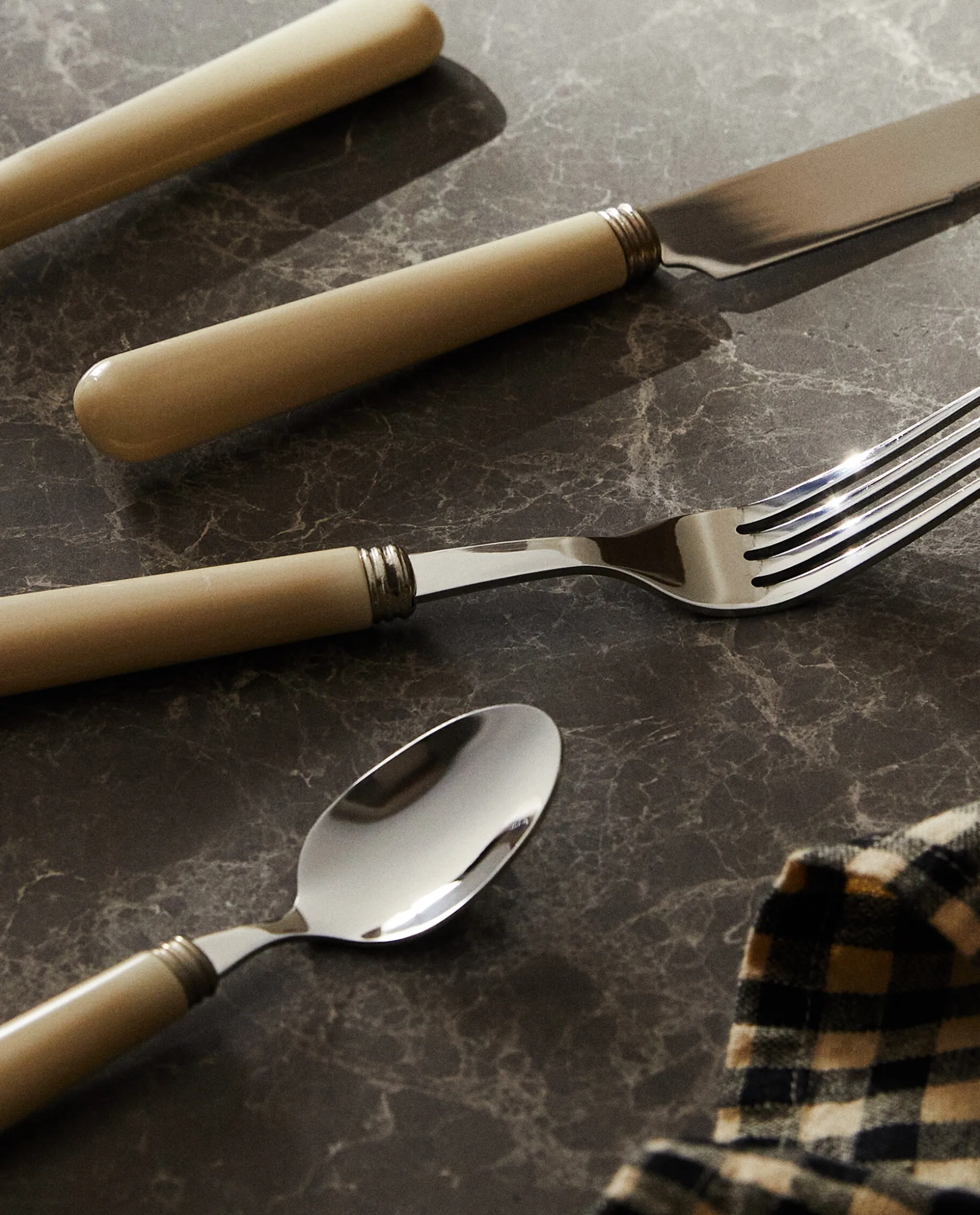 Beige Flatware Set (4 Pieces)