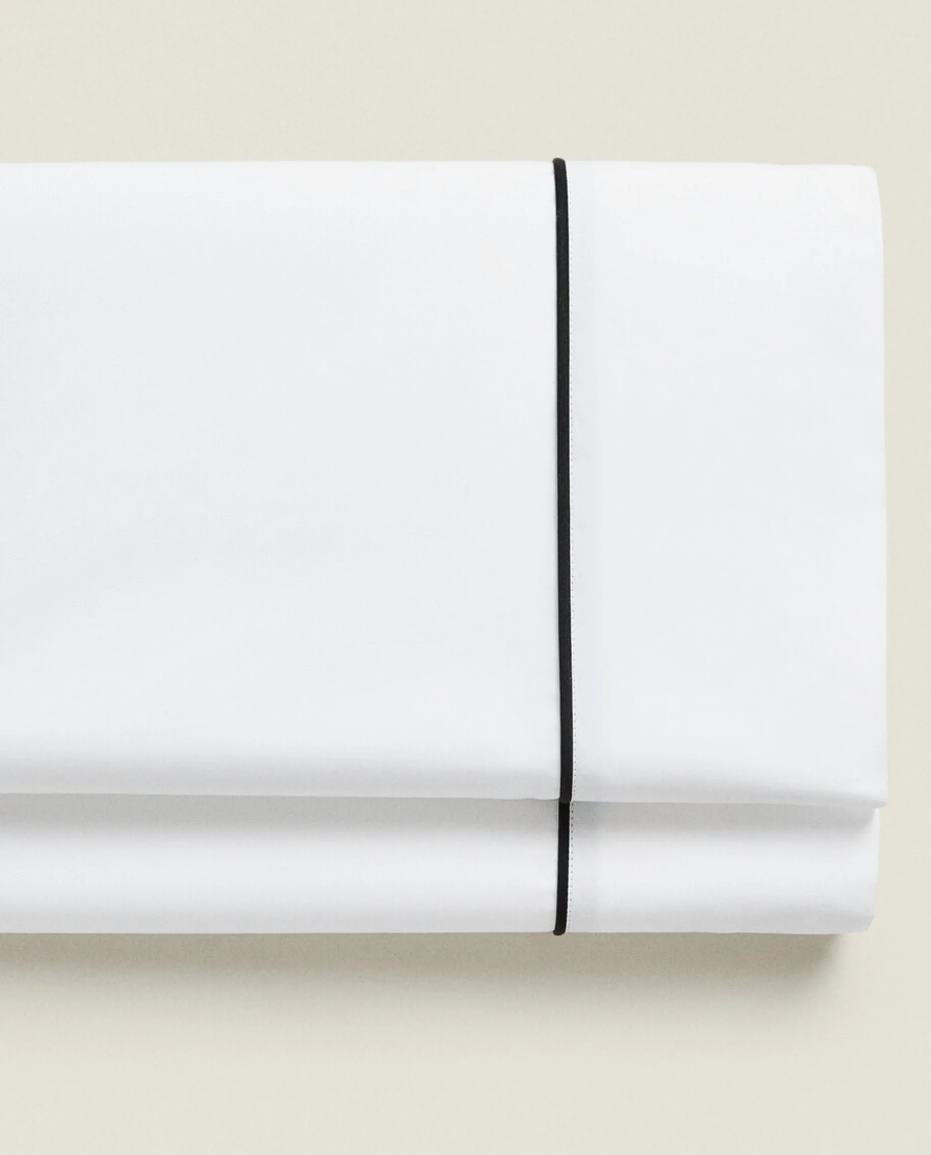 Flat Sheet With Colored Piping Detail