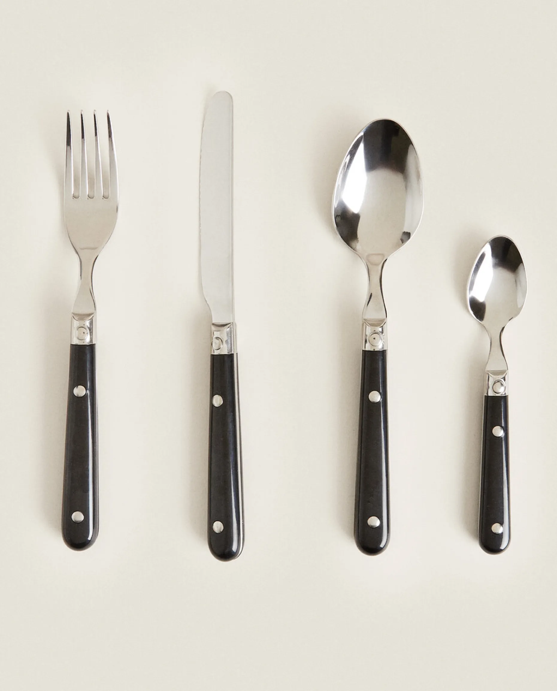 Flatware Set (4 Pieces)