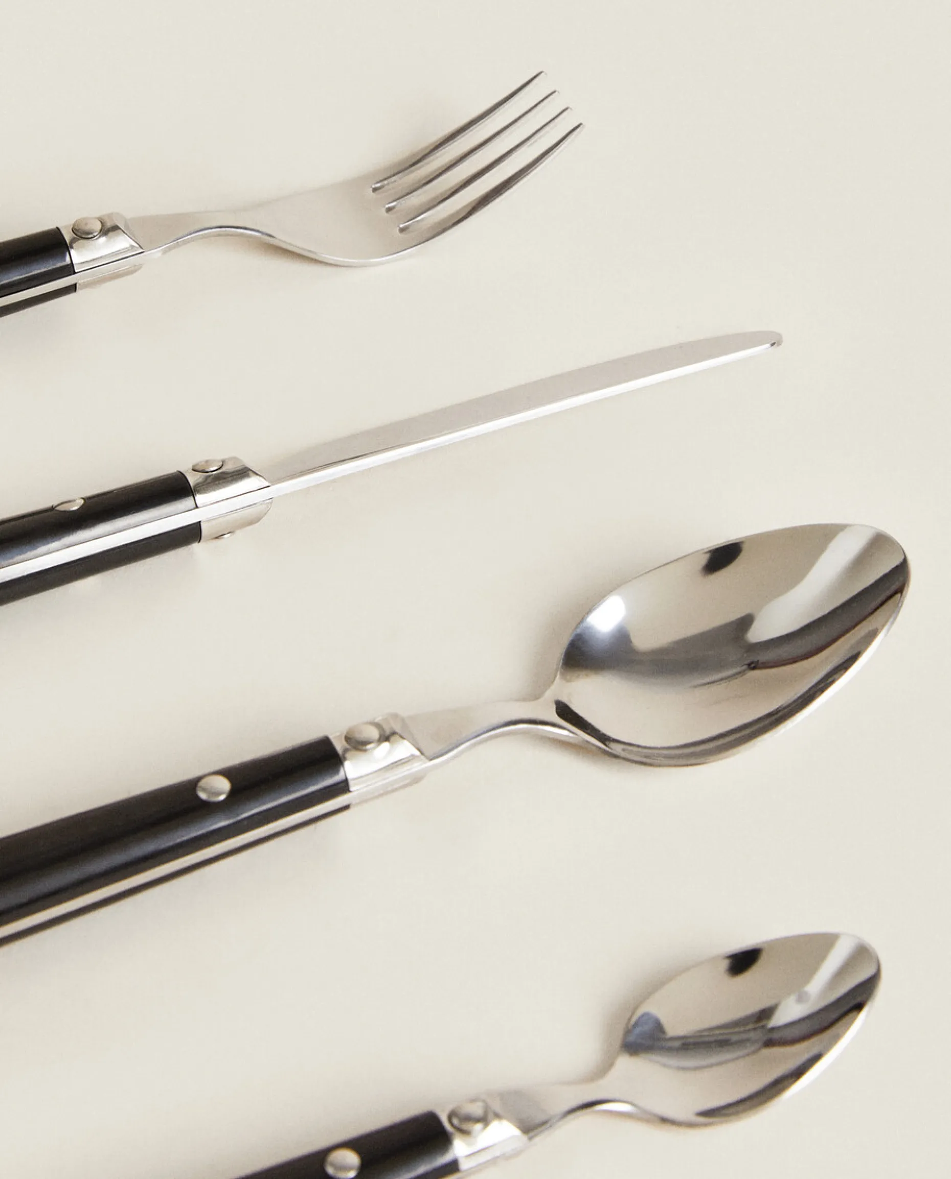 Flatware Set (4 Pieces)