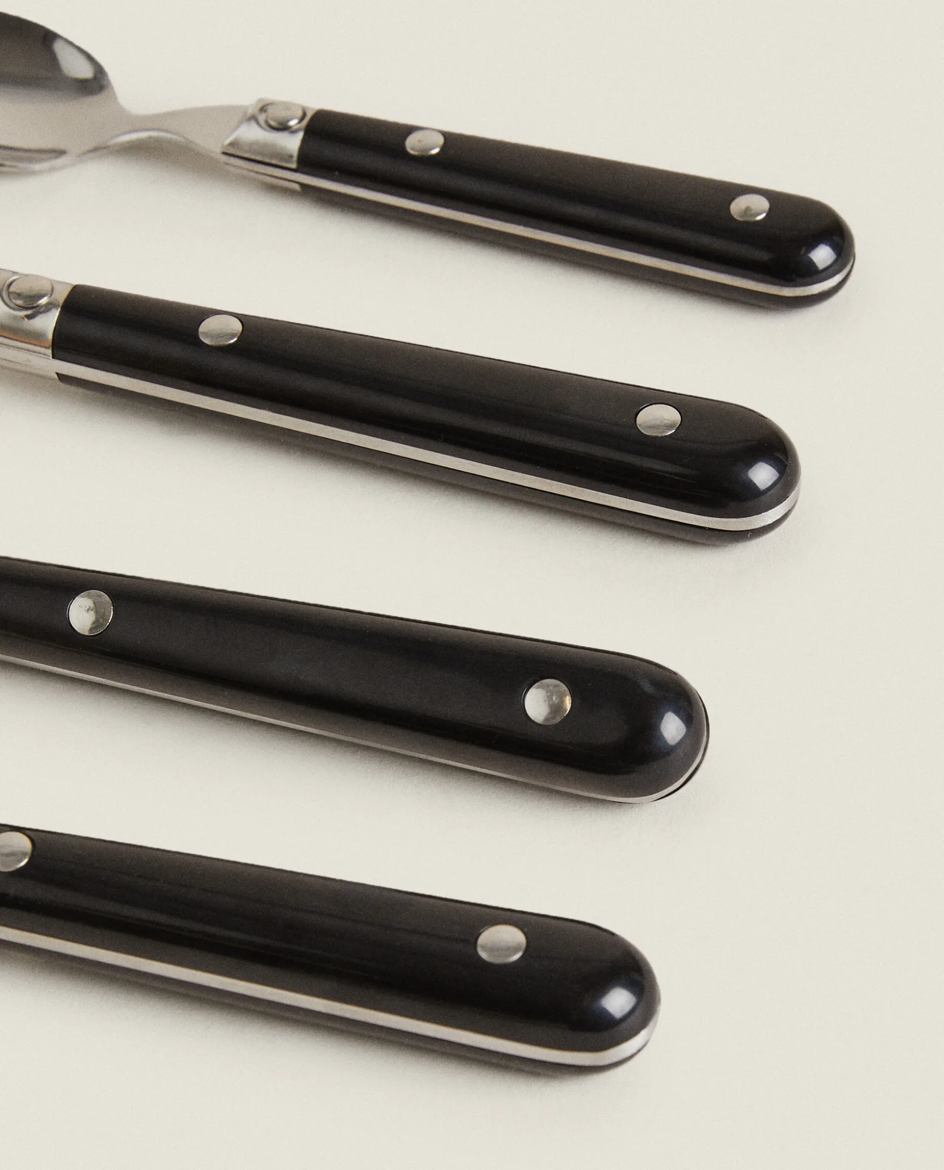 Flatware Set (4 Pieces)