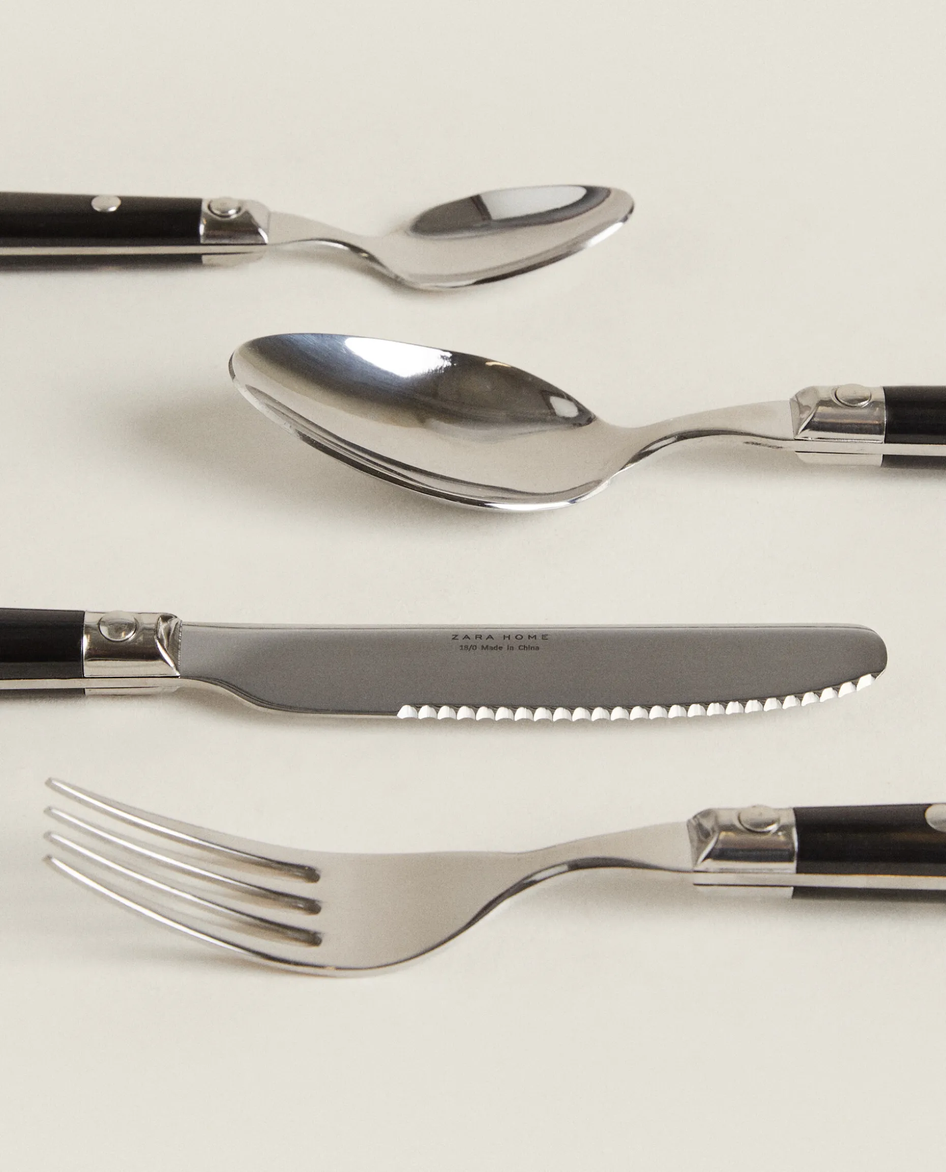 Flatware Set (4 Pieces)