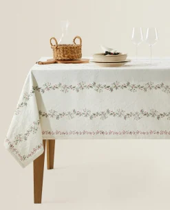 Jacquard Cotton Tablecloth With Christmas Holly