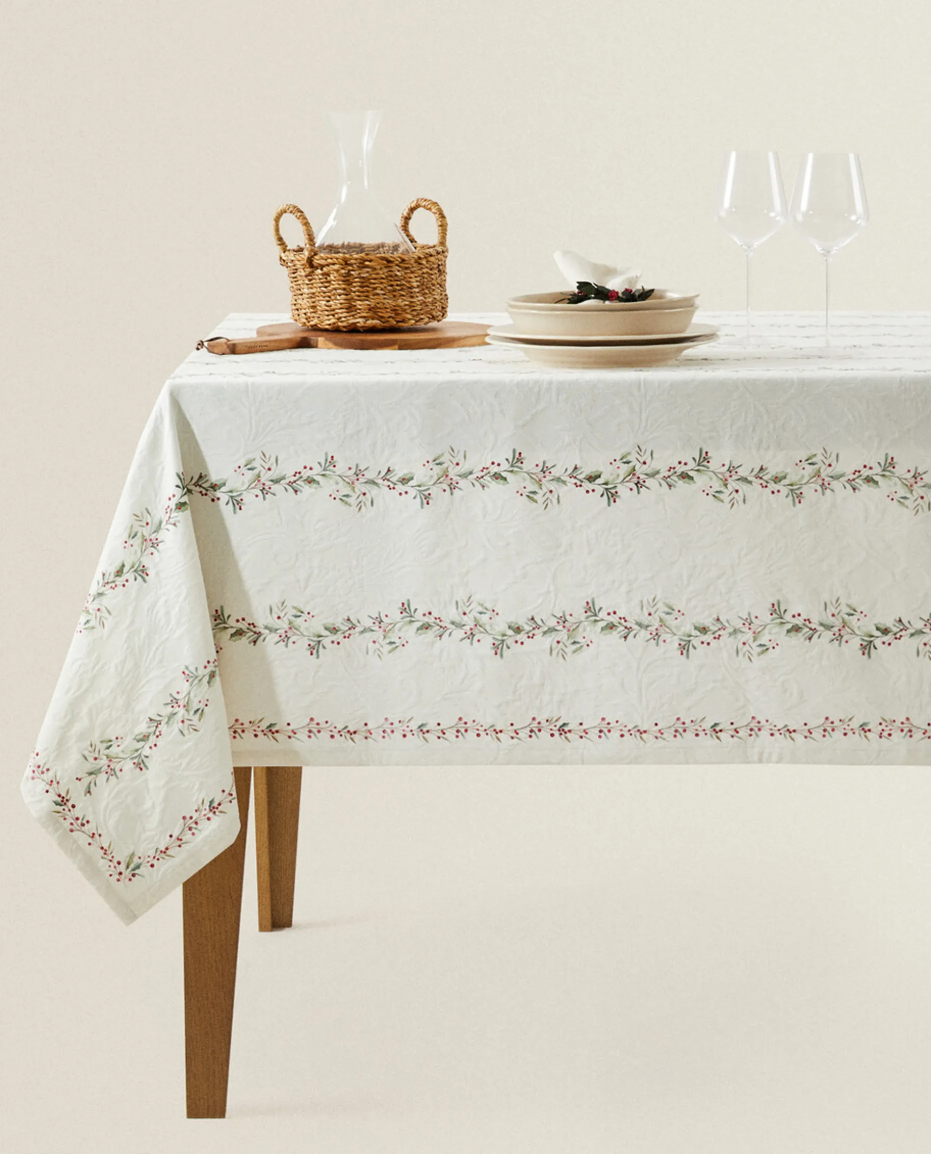 Jacquard Cotton Tablecloth With Christmas Holly