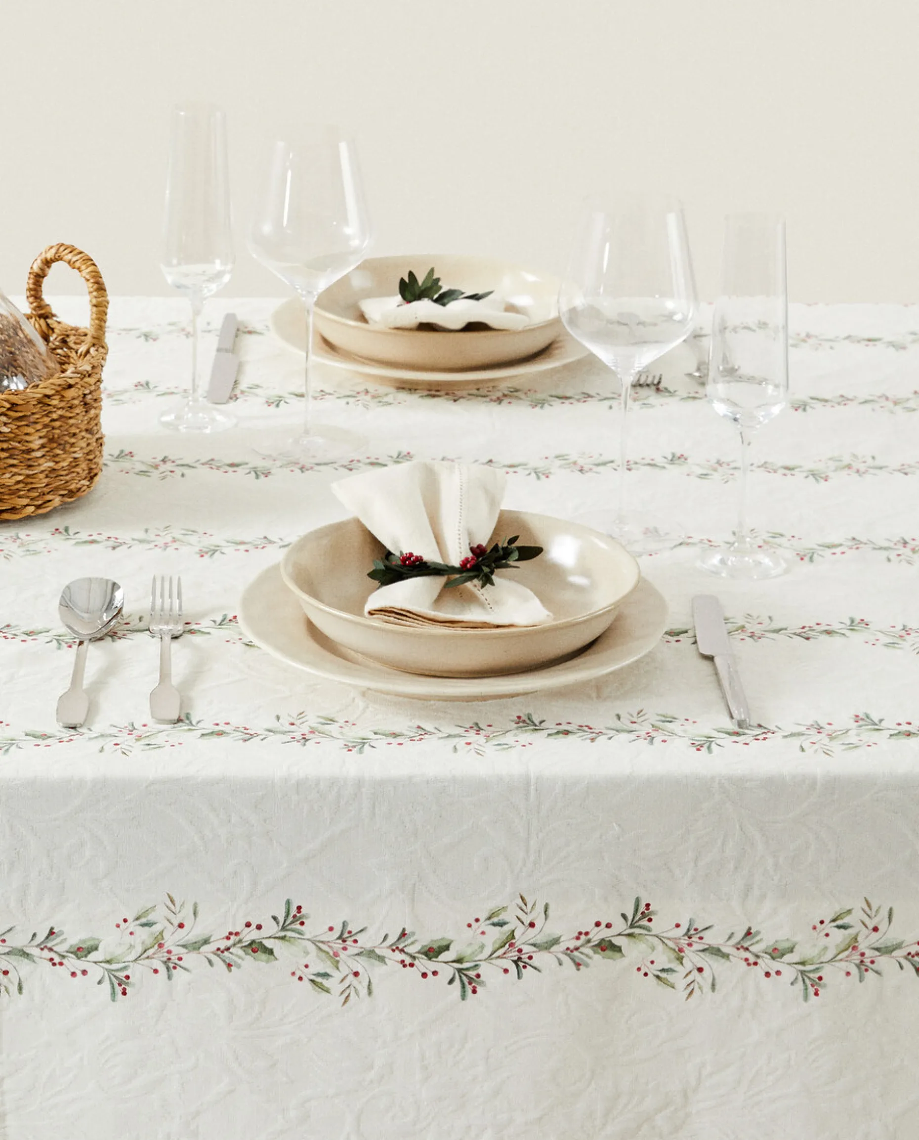 Jacquard Cotton Tablecloth With Christmas Holly