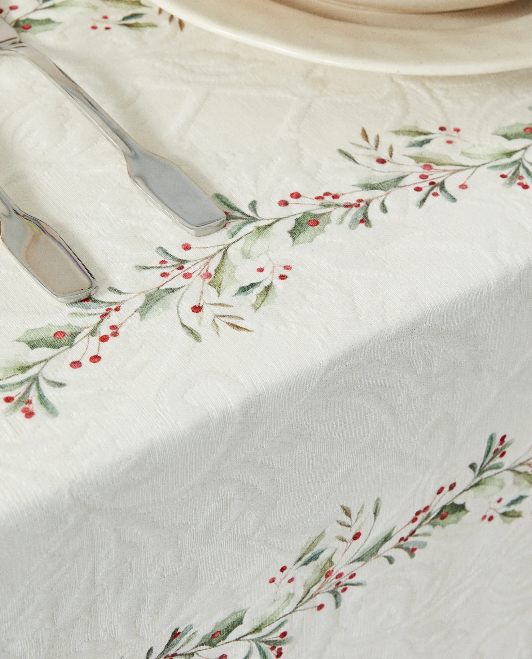 Jacquard Cotton Tablecloth With Christmas Holly