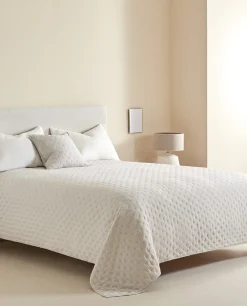 Quilted Quilt With Dots