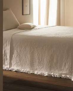 Ruffle Trim Bedspread