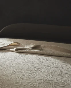 Ruffle Trim Bedspread