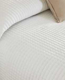 Textured Quilt With Linen Border